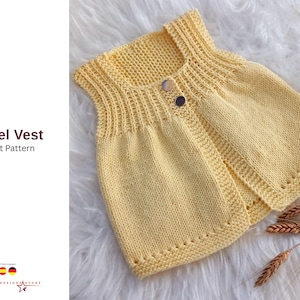 Peut inclure: Un gilet tricoté jaune clair avec deux boutons. Le gilet a une encolure côtelée et un motif de point texturé. Le texte "Sibel Vest Knitt Pattern" est visible sur le côté gauche de l'image.