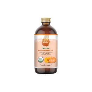 Peut inclure: Une bouteille en verre brun d'huile de graines de citrouille biologique Sulu. L'étiquette porte la mention "Organic Pumpkin Seed Oil" et un sceau USDA Organic. La bouteille a un bouchon doré et une image de citrouille.