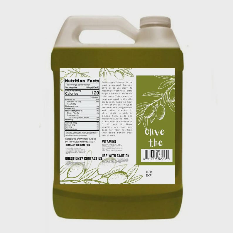 Puede incluir: Un gran bid&oacute;n de pl&aacute;stico verde de aceite de oliva. La etiqueta incluye informaci&oacute;n nutricional, las palabras "Olive the" e ilustraciones de aceitunas y ramas de olivo. El bid&oacute;n tiene un asa y una tapa blancas.