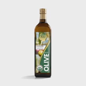 Puede incluir: Una botella alta y rectangular de aceite de oliva con tap&oacute;n dorado y etiqueta verde y blanca. La etiqueta presenta la palabra "OLIVE" en letras blancas grandes y las palabras "100% Pure" y "Organic". La botella contiene un l&iacute;quido verde claro.