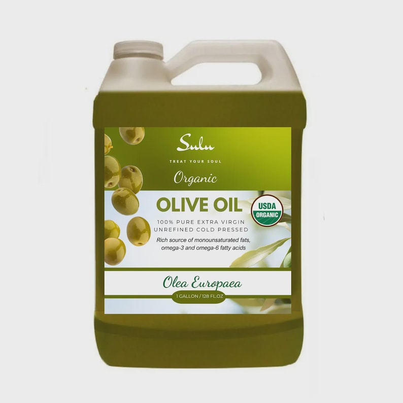 Puede incluir: Un bid&oacute;n de pl&aacute;stico verde de aceite de oliva ecol&oacute;gico. La etiqueta dice "Sulu Organic Olive Oil" e indica que es 100% puro extra virgen, sin refinar, prensado en fr&iacute;o. Contiene 3,78 litros y es rico en &aacute;cidos grasos.