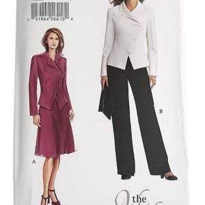 Pode incluir: Um padrão de costura Vogue Woman com um fato branco com calças pretas e um fato de saia bordô. O número do padrão é 7712. O texto "PATTERN/PATRON" e "8.10.12" são visíveis.