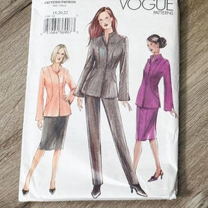Könnte beinhalten: Ein Vogue Patterns Schnittmusterumschlag mit der Nummer 7769, der drei Outfits zeigt: eine pfirsichfarbene Jacke mit schwarzem Rock, eine dunkel gestreifte Jacke mit passender Hose und eine violette Jacke mit passendem Rock, alle mit Stehkragen.