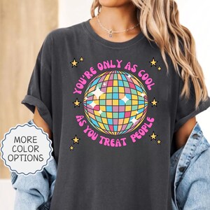 Camiseta Comfort Colors Kindness Disco Ball, Camiseta con cita inspiradora