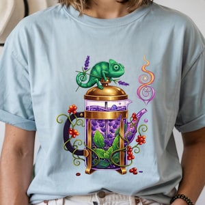 Chamäleon French Press T-Shirt – Floral Coffee Alchemist Brew – Lavendel-Minz-Infusions-Hoodie, Verspieltes T-Shirt mit botanischem Reptilienmotiv
