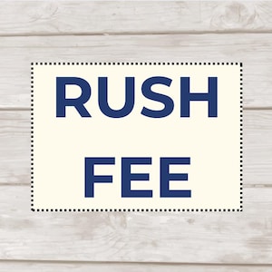 Könnte beinhalten: Ein rechteckiges cremefarbenes Schild mit den Worten "RUSH FEE" in dunkelblauen Großbuchstaben. Das Schild hat einen gepunkteten schwarzen Rand und einen hellen Holzmaserungshintergrund.