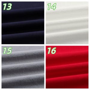 K&ouml;nnte beinhalten: Ein quadratisches Bild mit vier Stoffmustern. Oben links ist ein marineblauer Stoff, oben rechts ein wei&szlig;er, unten links ein grauer und unten rechts ein roter Stoff. Jedes Muster ist mit einer Nummer in einem gr&uuml;nen Kreis versehen.