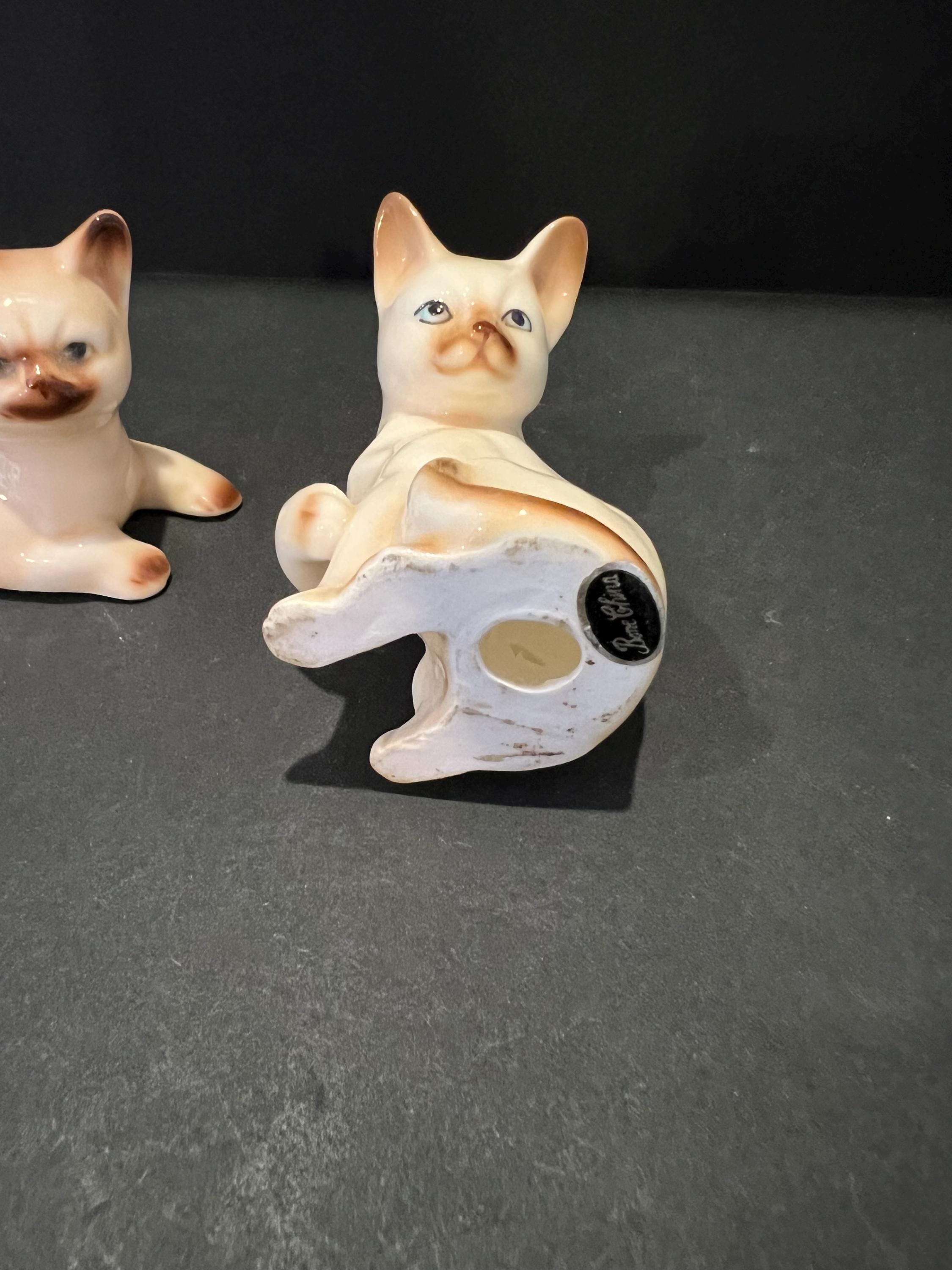 Chat siamois en porcelaine avec deux chatons siamois séparés