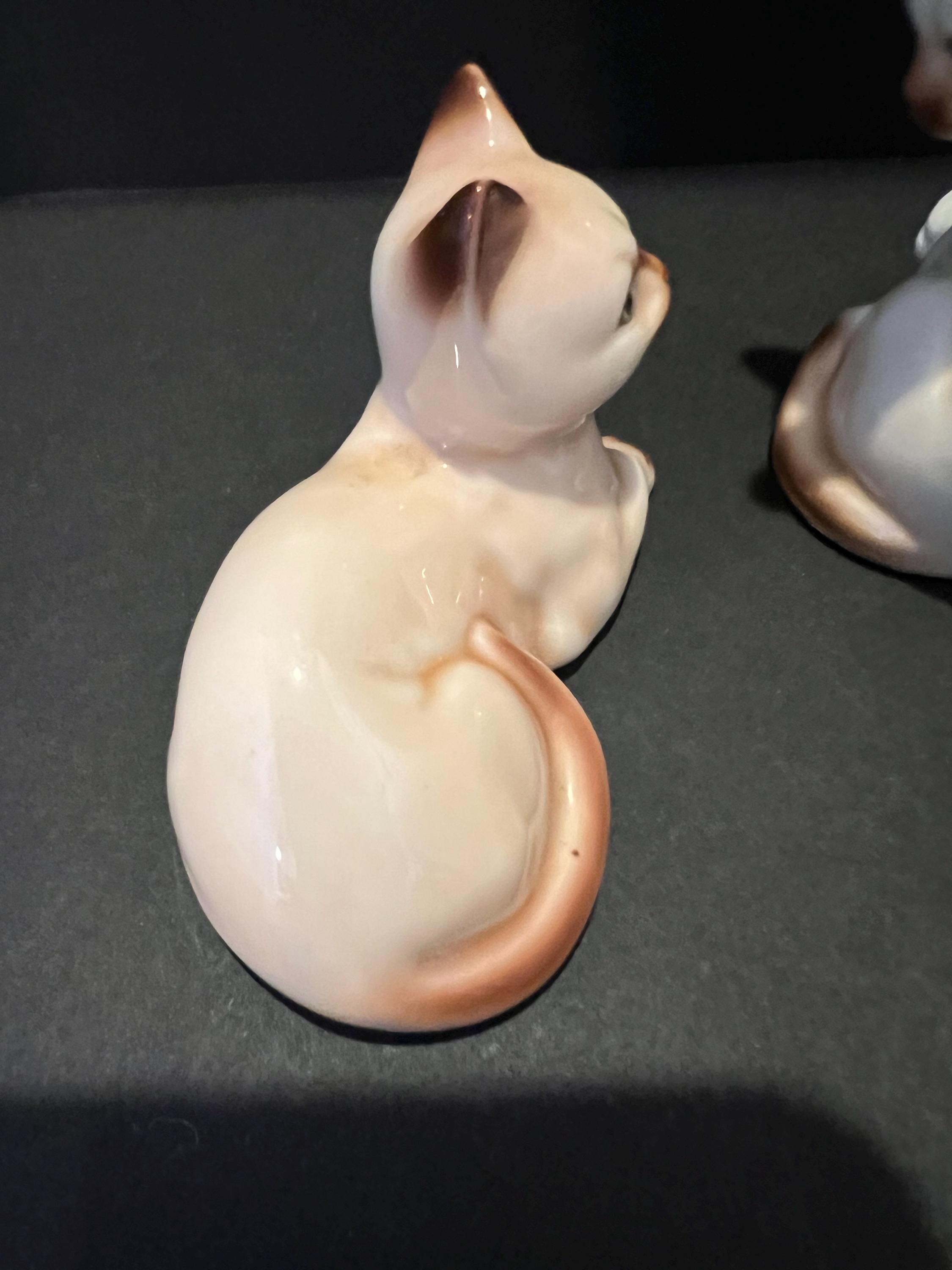 Paire De Chats Siamois Miniatures En Porcelaine - Chat Et Chaton - Figurines Collection