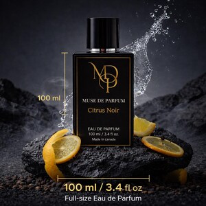 K&ouml;nnte beinhalten: Eine schwarze, rechteckige Parf&uuml;mflasche mit schwarzem Verschluss, beschriftet mit "MUSE DE PARFUM Citrus Noir". Die Flasche enth&auml;lt 100 ml. Das Bild zeigt Zitronenscheiben und einen Wasserspritzer vor dunklem Hintergrund.