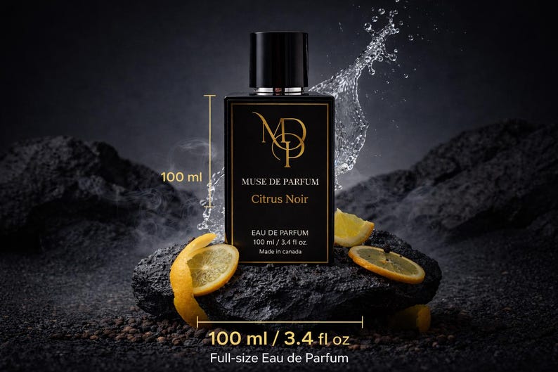 K&ouml;nnte beinhalten: Eine schwarze, rechteckige Parf&uuml;mflasche mit schwarzem Verschluss, beschriftet mit "MUSE DE PARFUM Citrus Noir". Die Flasche enth&auml;lt 100 ml. Das Bild zeigt Zitronenscheiben und einen Wasserspritzer vor dunklem Hintergrund.