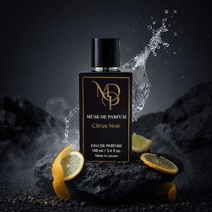 K&ouml;nnte beinhalten: Eine schwarze Parf&uuml;mflasche mit goldenem Text "MUSE DE PARFUM Citrus Noir". Die Flasche steht auf einem dunklen Felsen mit Zitrusfr&uuml;chten und einem Wasserspritzer. Enth&auml;lt 100 ml.