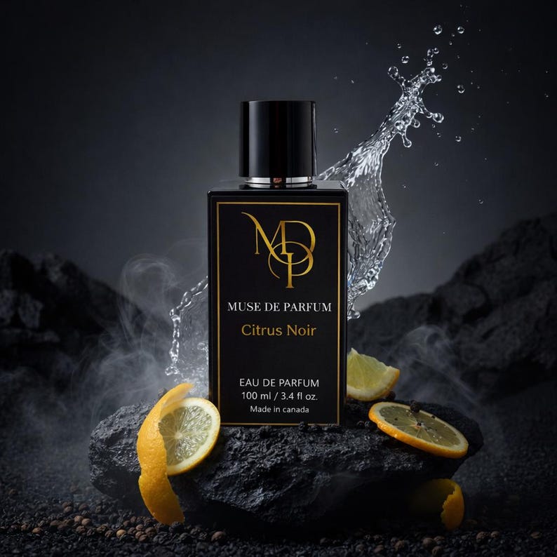 K&ouml;nnte beinhalten: Eine schwarze Parf&uuml;mflasche mit goldenem Text "MUSE DE PARFUM Citrus Noir". Die Flasche steht auf einem dunklen Felsen mit Zitrusfr&uuml;chten und einem Wasserspritzer. Enth&auml;lt 100 ml.