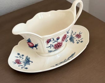 Vintage Wedgwood Williamsburg Potpourri Gravy Boat with Attached Underplate Blue Floral England