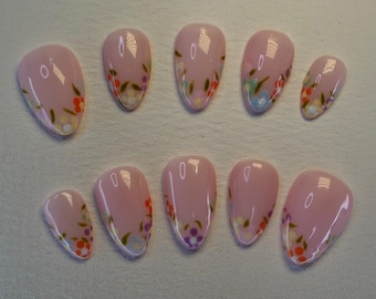 Uñas press on con francesa de flores pastel | Diseño floral  | Press on nails primavera verano