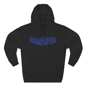 Pode incluir: Moletom preto com a inscrição azul "Urban Flair S.W.". O moletom tem um bolso frontal e um capuz com cordão. Este moletom casual é adequado para o uso diário. As medidas são em centímetros.