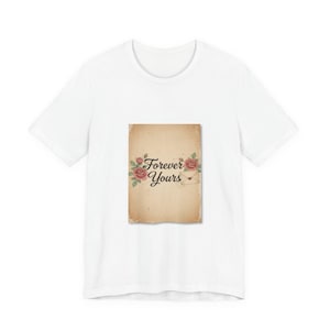 Op de afbeelding: Wit T-shirt met een vintage ontwerp. De afbeelding toont de woorden "Forever Yours" in sierlijk schrift, omlijst door roze rozen en groene bladeren, op een achtergrond in perkamentstijl.
