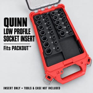 Peut inclure: Un boîtier rouge en plastique contenant un insert noir pour douilles avec des emplacements étiquetés pour différentes tailles. Le texte QUINN LOW PROFILE SOCKET INSERT Fits PACKOUT et INSERT ONLY TOOLS & CASE NOT INCLUDED est imprimé.