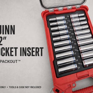 Może przedstawiać: Czarna piankowa wkładka na nasadki do czerwonej walizki, z napisem QUINN 1/2" SOCKET INSERT Fits PACKOUT. Wkładka mieści dwie kolumny chromowanych nasadek z niebieskimi i czerwonymi pierścieniami, uporządkowane według rozmiarów od 3/8 do 19. Tekst: INSERT ONLY.