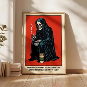 Peut inclure: Affiche encadrée avec une illustration de la Faucheuse en cape noire, fumant une cigarette et tenant un gobelet de café. Le fond est rouge. Le texte en bas dit "REMEMBER TO TAKE REGULAR BREAKS" et sa traduction japonaise.