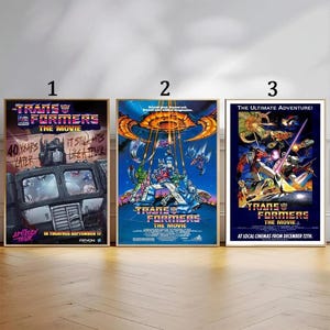 Può includere: Tre poster del film Transformers numerati 1, 2 e 3. Il poster 1 mostra il volto di Optimus Prime con il testo 40 Years Later It Still Hits Like A Truck. Il poster 2 mostra una battaglia spaziale. Il poster 3 mostra una scena d'azione dinamica.
