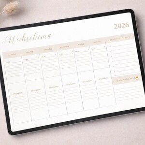 Op de afbeelding: Een tablet toont een digitale planner voor 2026. De planner heeft een wekelijkse schema-indeling met secties voor elke dag, in het Nederlands. Een stylus en een kopje koffie zijn ook zichtbaar.