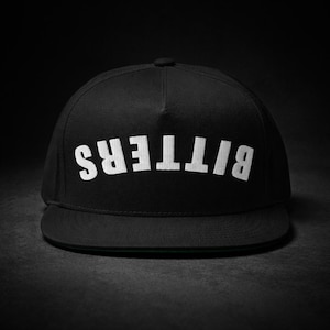 Gorra Bitters Snapback al revés / Gorra negra de visera plana / Gorra de barman / Ropa urbana de la cultura del cóctel