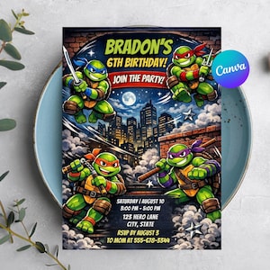 Può includere: Un colorato invito per il 6° compleanno di Bradon, con quattro tartarughe ninja dei cartoni animati. Il design include un paesaggio urbano, il testo "BRADON'S 6TH BIRTHDAY! JOIN THE PARTY!" e i dettagli dell'evento. Il logo Canva è visibile.