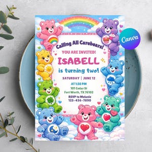Könnte beinhalten: Eine farbenfrohe Einladung mit Care Bears und einem Regenbogen. Der Text lautet "Calling All Carebears! Sie sind eingeladen! ISABELL wird zwei!" mit Veranstaltungsdetails. Das Design umfasst rosa, gelbe, grüne, blaue und lila Bären.