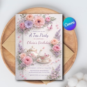 Könnte beinhalten: Einladung zu einer Teeparty mit floralen und Schmetterlingsillustrationen. Die Karte zeigt eine Teekanne, eine Teetasse und Rosen in Rosa, Lila und Weiß. Der Text lautet "A Tea Party zur Feier von Olivias Geburtstag".