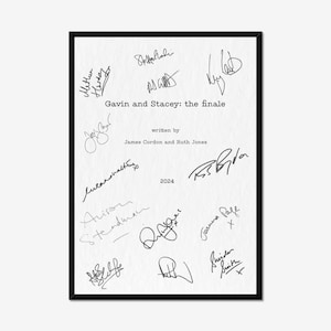 Może przedstawiać: Oprawiony wydruk z napisem "Gavin and Stacey: the finale" i podpisami. Widoczny jest również tekst "written by James Cordon and Ruth Jones". Rok "2024" jest wydrukowany poniżej. Podpisy są czarnym tuszem.