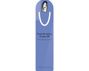 Fidati dei tempi della tua vita. Segnalibro, illustrazione di un pinguino, segnalibro con citazione motivazionale.