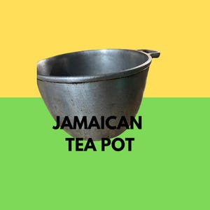 Könnte beinhalten: Eine silberfarbene jamaikanische Teekanne mit Griff, vor einem gelb-grünen Hintergrund. Der Text "JAMAICAN TEA POT" ist in Schwarz unter der Kanne zentriert.