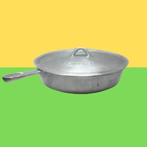 Peut inclure: Une poêle de couleur argentée avec un couvercle. La poêle a une longue poignée et une forme arrondie. Le couvercle a une petite poignée en boucle. Le fond est divisé entre le jaune et le vert.