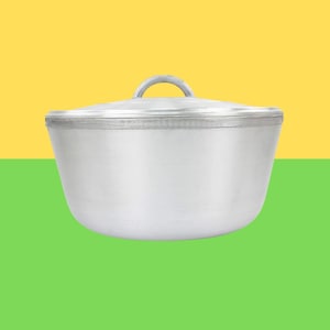 Könnte beinhalten: Ein Set aus drei Keramikbechern mit gesprenkelter, matter Oberfläche. Die Becher sind in Creme-, Hellgrau- und Dunkelgrautönen gehalten. Jeder Becher hat ein schlichtes, minimalistisches Design.