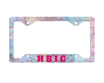 Marco de matrícula metálico HBIC con detalles en mármol pastel.