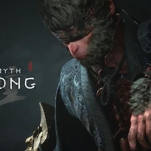 以下が含まれることがあります： 「BLACK MYTH WUKONG」のテキストが入ったデジタルアート画像。 猿のような特徴を持つキャラクターが、詳細な模様の入った暗い色の服を着ています。 キャラクターは思索的なポーズをとっており、背景は暗いです。