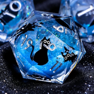 Könnte beinhalten: Ein Set aus drei Keramikbechern mit gesprenkelter, matter Oberfläche. Die Becher sind in Blau-, Grün- und Weißtönen gehalten. Jeder Becher hat ein schlichtes, modernes Design, perfekt für Kaffee oder Tee.