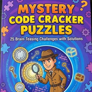 Op de afbeelding: Kleurrijke boekomslag voor "Mystery Code Cracker Puzzles" met een cartoon detective. De titel belooft "25 hersenkrakende uitdagingen" voor kinderen van 8-12 jaar. Oplossingen zijn inbegrepen.