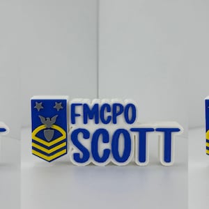 Puede incluir: Una placa con el nombre azul y blanco con el nombre "SCOTT" en negrita. La placa con el nombre también incluye el texto "FMCPO" y una insignia de rango militar con estrellas, un águila y galones.