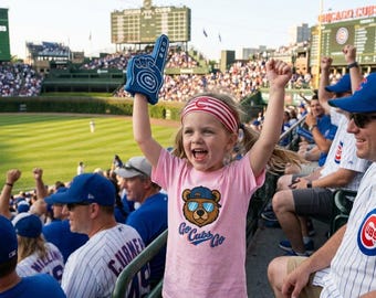 Camiseta infantil "Go Cubs Go" | Camiseta rosa com urso do time de beisebol de Chicago | Artigos para fãs do Wrigley Field