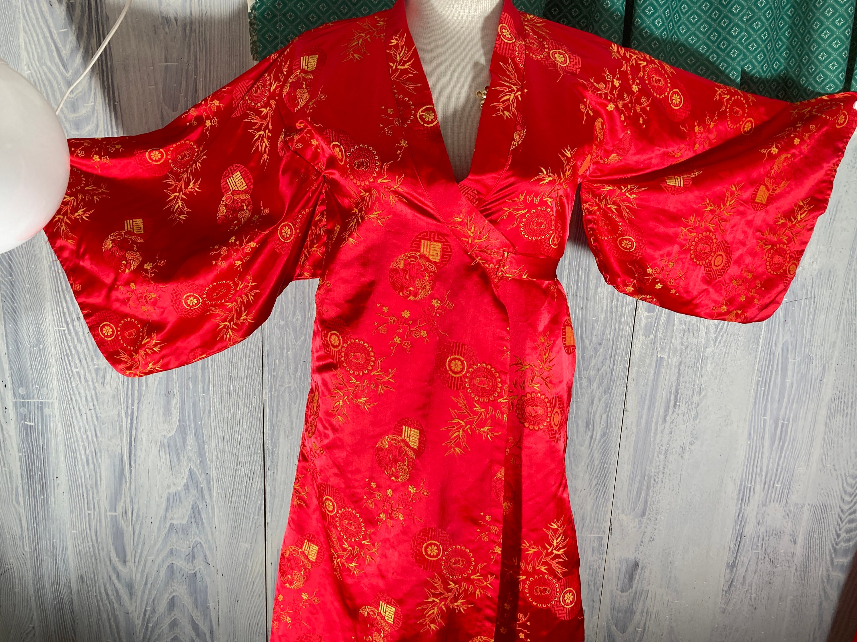 Kimono rouge cheap satin
