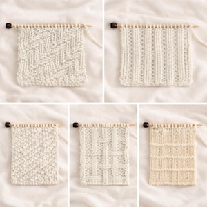 Op de afbeelding: Vijf gebreide stalen in verschillende steekpatronen, weergegeven op houten breinaalden. De stalen zijn in crème- en off-white tinten en tonen verschillende texturen en ontwerpen, waaronder geribbelde, getextureerde en patroonstijlen. Elke staal is rechthoekig.