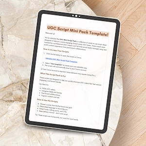 Könnte beinhalten: Ein weißes Tablet zeigt den Text "UGC Script Mini Pack Template!" auf weißem Hintergrund. Das Tablet liegt auf einer hellbraunen, gemusterten Oberfläche. Der Text beschreibt gebrauchsfertige Skriptideen für UGC-Videos.
