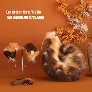 Könnte beinhalten: Eine weiße Keramik-Tasse mit schwarzem Henkel und dem Text "But First, Coffee" in handschriftlichem Stil. Die Tasse steht auf einer weißen Oberfläche. Die Tasse ist etwa 10 cm hoch.