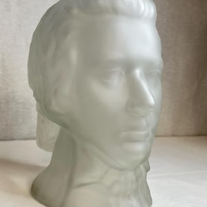 Escultura de busto de Thomas Jefferson en vidrio esmerilado vintage, rara / Objeto de colección de vidrio artístico presidencial / Decoración americana de calidad museística