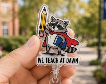 Divertente porta badge per insegnanti a forma di procione, porta badge in acrilico "We Teach At Dawn", clip per badge a forma di matita o libro, idee regalo per il ritorno a scuola per gli insegnanti.
