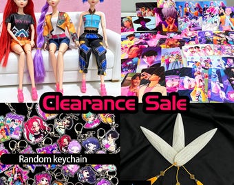 Kp0p D*m*n H*nte*s ファングッズバンドル – H*NT*/X ドール、イヤリング、R*mi&Ji*u ブレスレット、キーホルダー、Z*ey 蓄光ダガー、ホログラフィックフォトカード