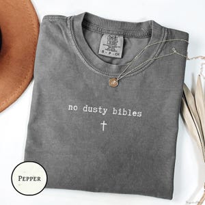 Maglietta con versetto della Bibbia, unisex, religiosa, regalo Bibbie polverose, abbigliamento cristiano, nessuna Bibbie polverose, merce cristiana per adolescenti