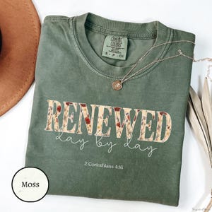 Taufe Andenken Shirt Buried Risen Renewed Romans 6 4 T-Shirt, gesticktes Look christliches Geschenk, Erwachsenentaufe Geschenk für sie, Komfortfarben